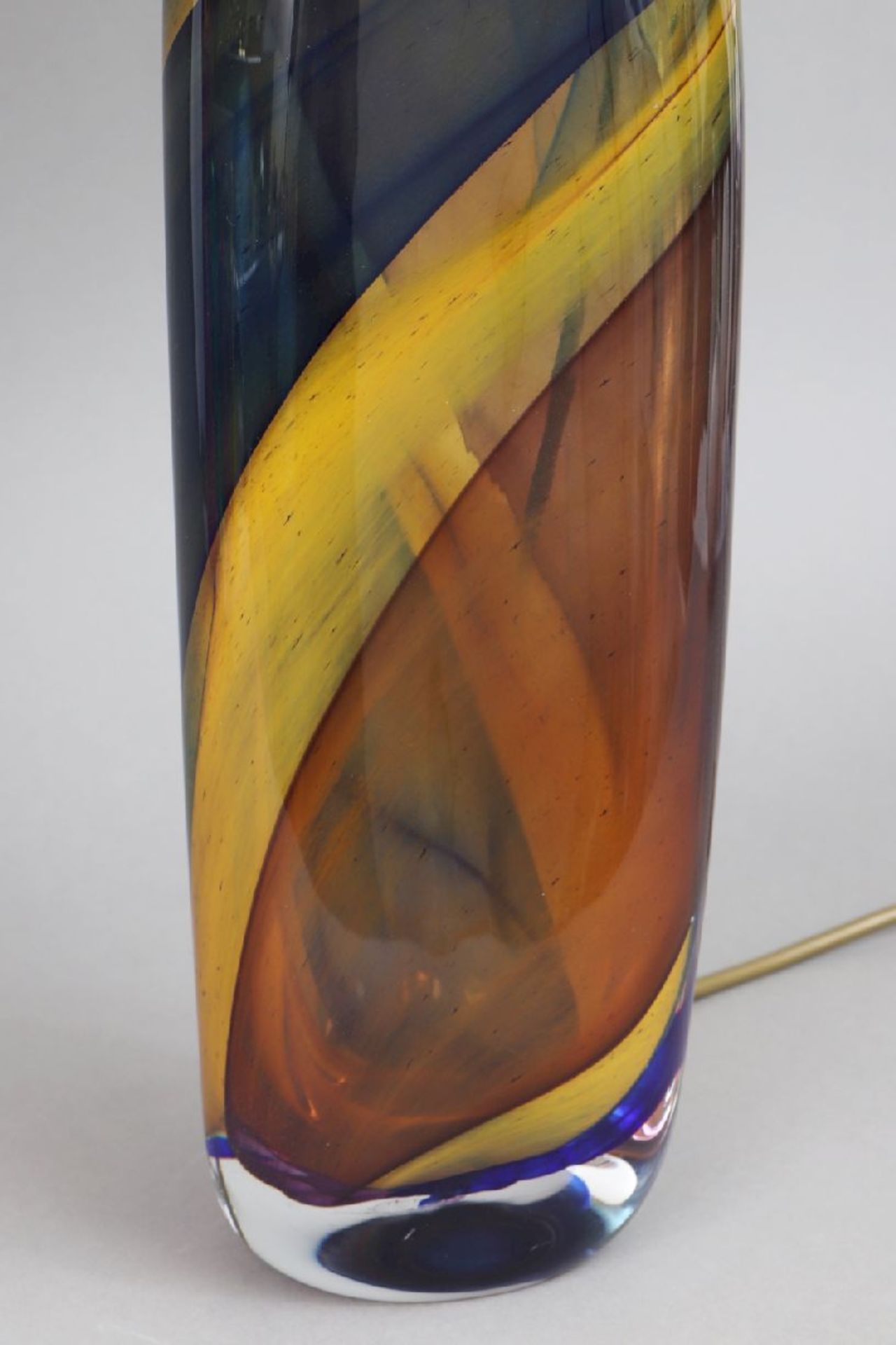 TischlampeGlas-Fuß, spindelförmiger Korpus mit rot-blau-gelben, spiralförmigen Streifen- - Image 3 of 3