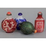 4 chinesische Snuff-bottles aus Peking-Glasdiverse Formen, Größen und Dekore, farbig überfangenes,