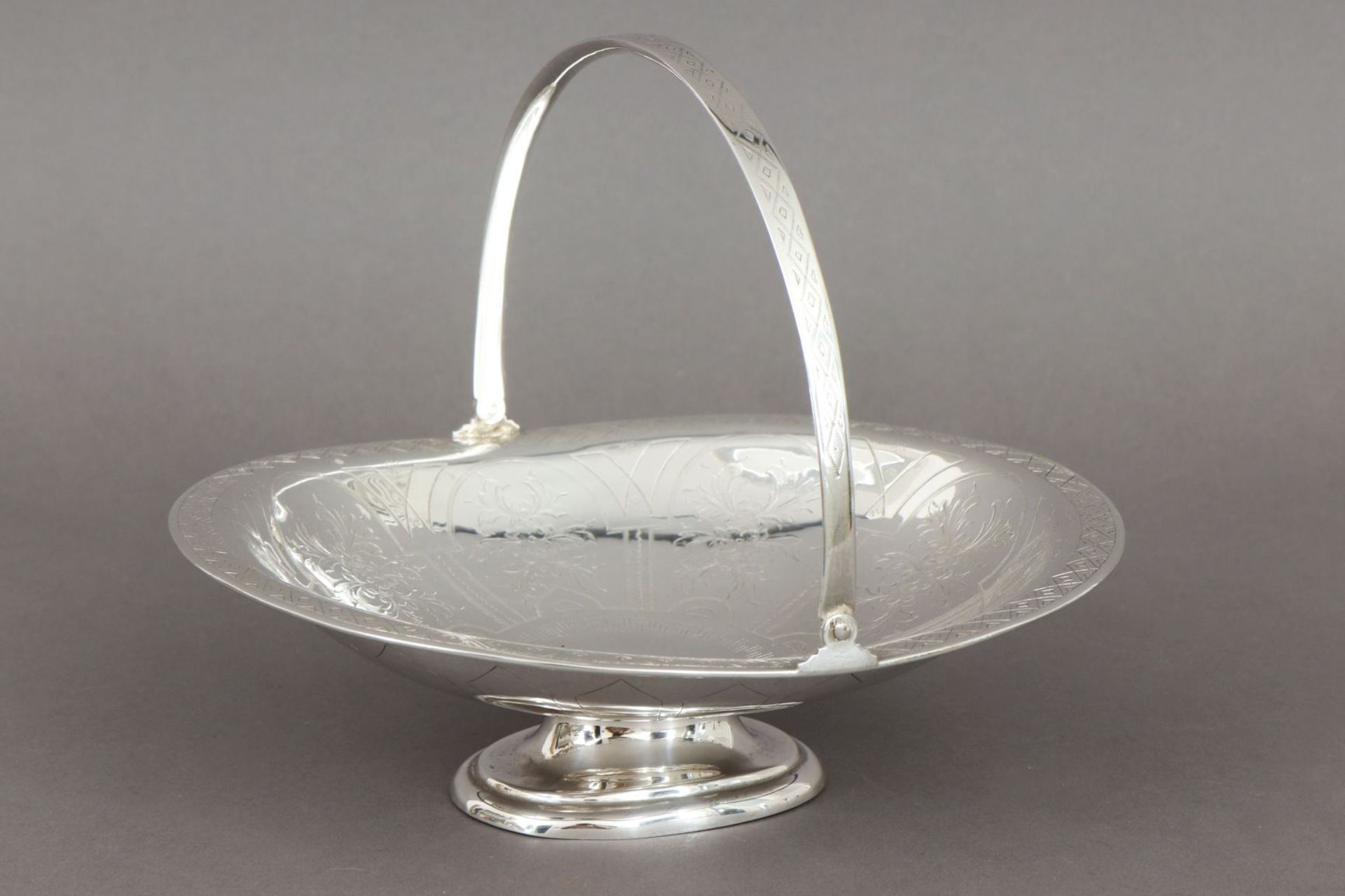 Silber Henkelkorb des 19. Jahrhundertsovaler, vertiefter Korb mit ziseliertem Floraldekor,