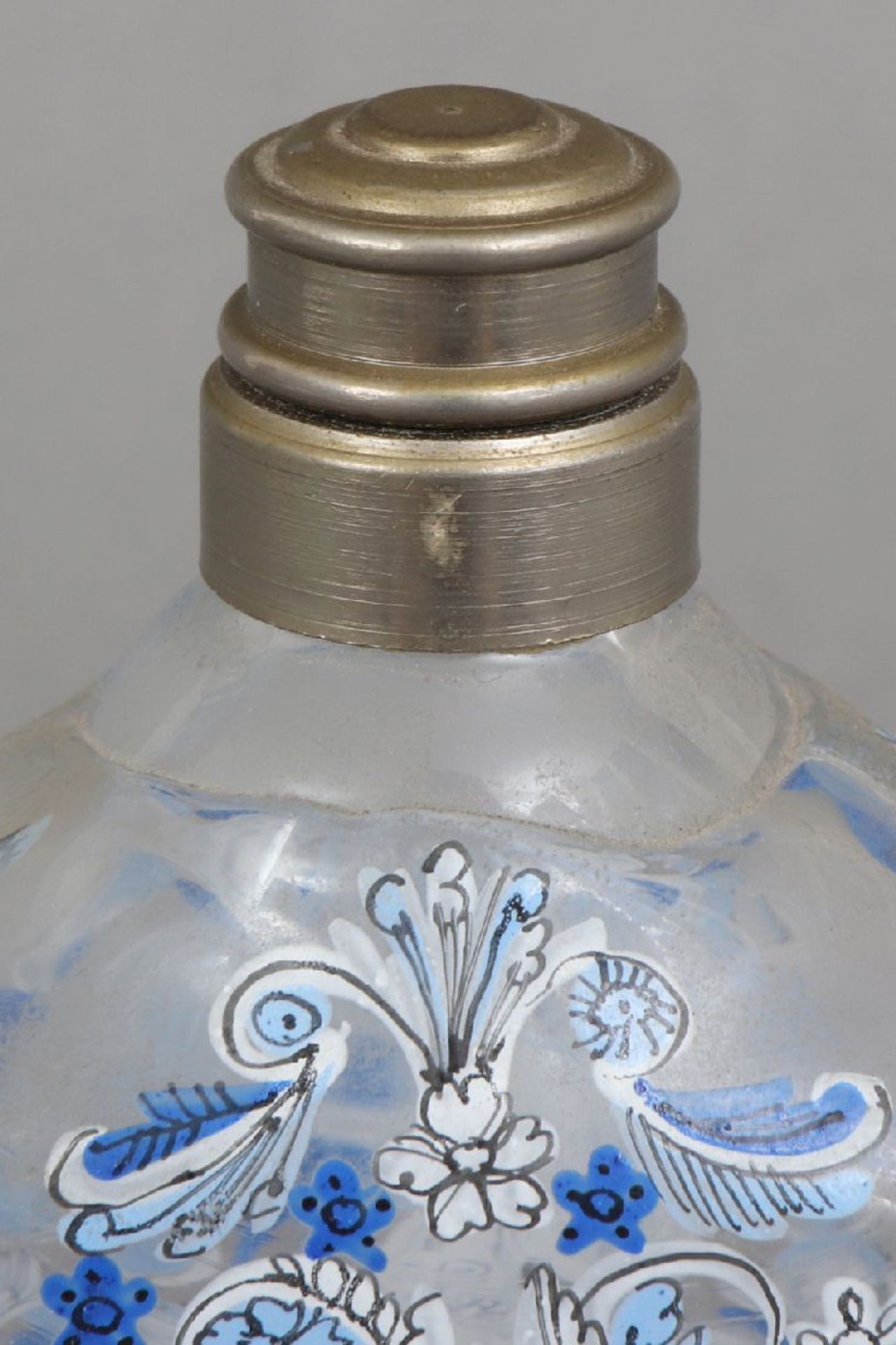 Glasflasche mit Emaillemalerei, SSK MeranForm im Stile einer Schnapsflasche des 18. Jahrhunderts mit - Image 3 of 4