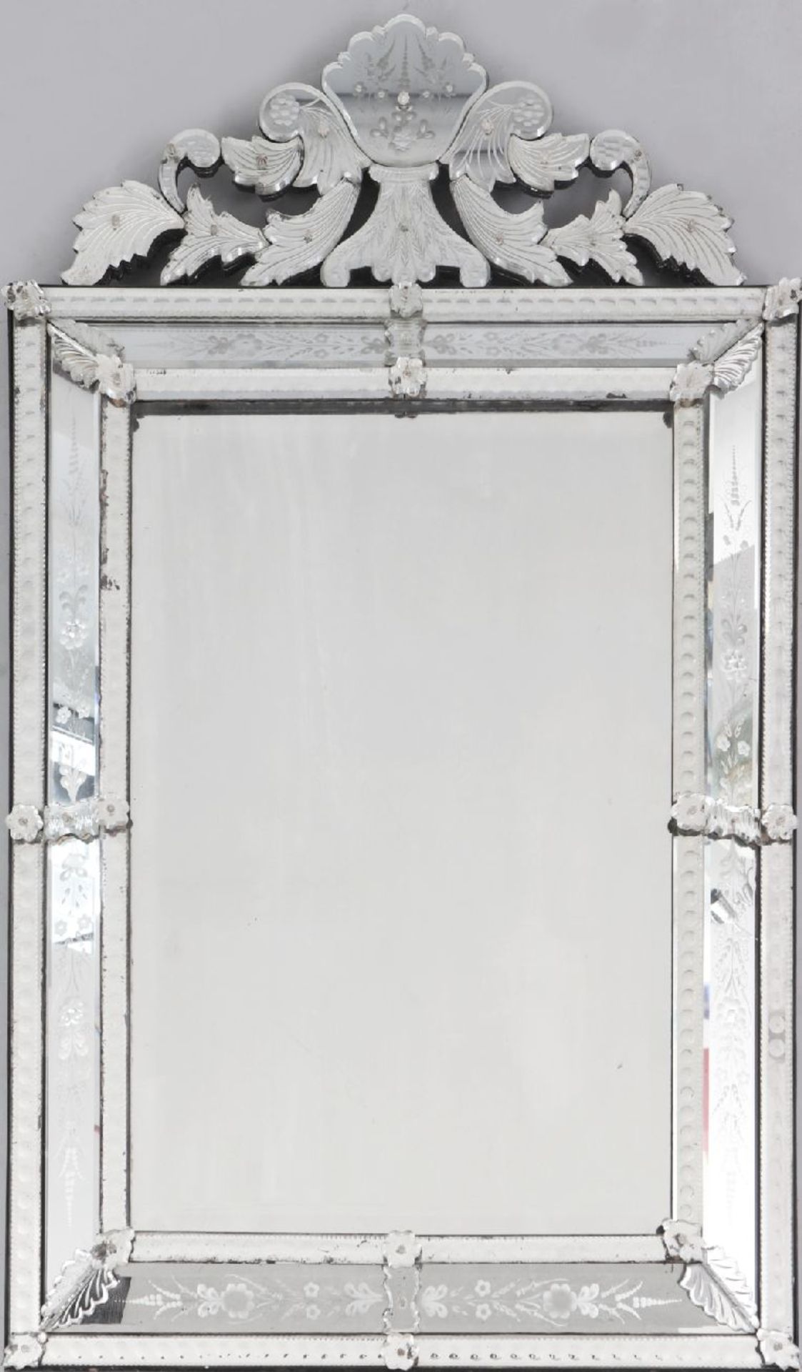 Venezianischer Palazzo-Spiegelum 1900, kassettiert, eckiger Rahmen mit geschliffenen und geätzten