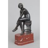 LUDWIG VORDERMAYER (1868 München - 1933 Berlin), Bronzefigur ¨Die Sandalenbinderin¨dunkel patinierte
