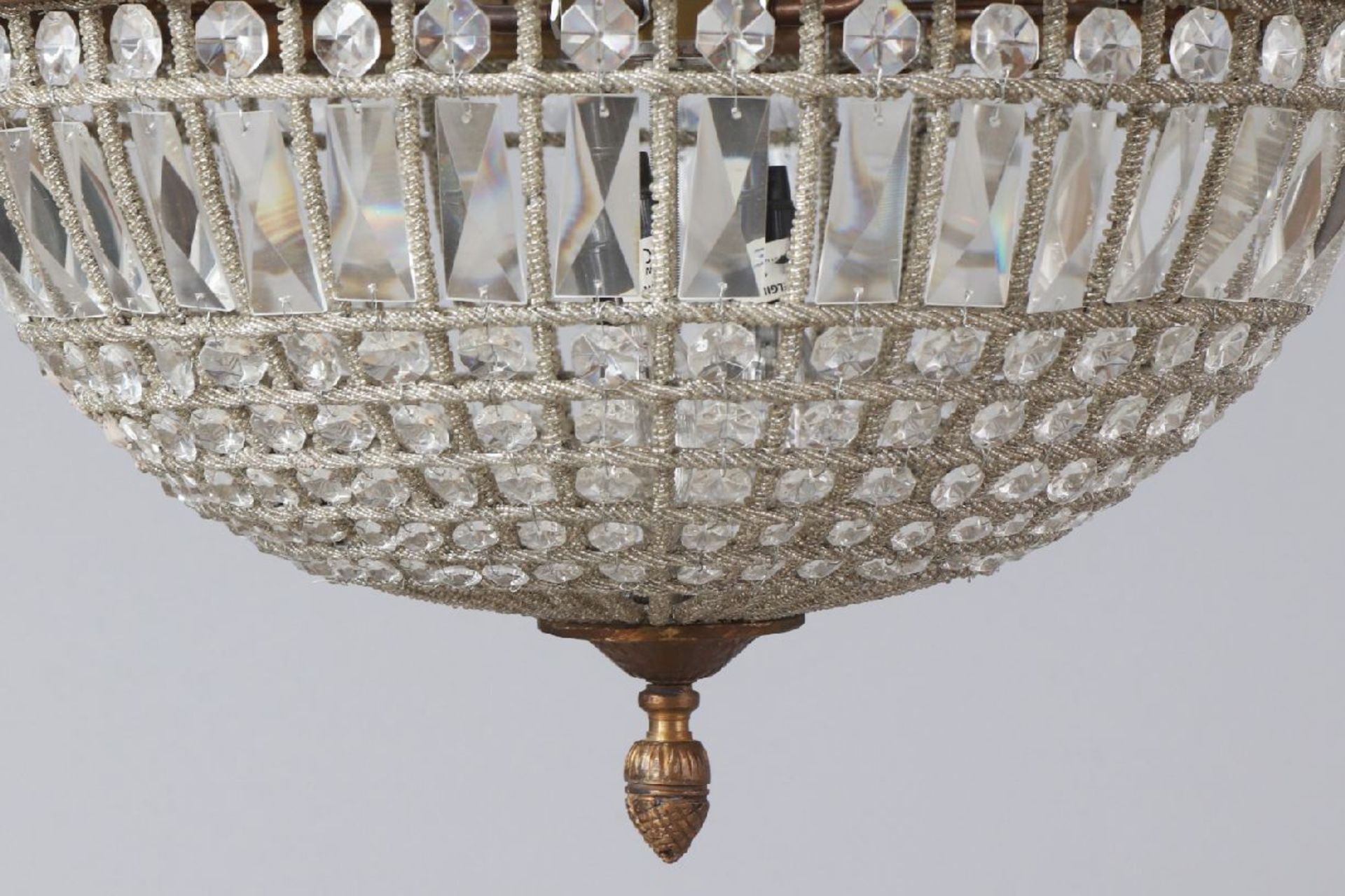 Deckenlampe im Stile des 19. JahrhundertsMessing und Kristall, tropfenförmiger Korb mit Glasperlen - Bild 3 aus 4