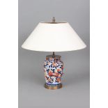 TischlampeFuß in Form eines asiatischen ¨Imari¨ Vasengefäßes mit Floral- und Fächerdekor in rot-