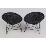2 Vintage Korbstühlerunde, lose, geschwärzte Sitzschalen aus Rattangeflecht auf geschwärztem Stand