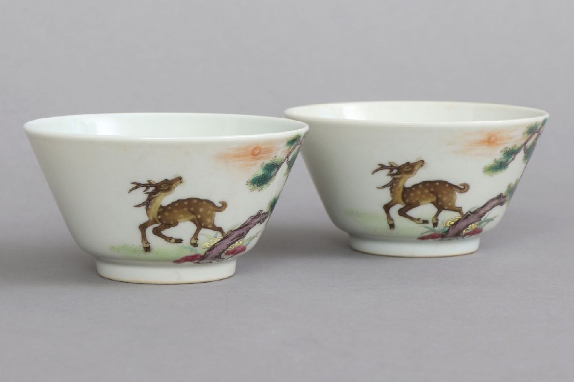 2 chinesische Porzellan Koppchen mit Fencai-Malereirunde, ausgestellte Schalen auf kurzem Standring, - Bild 4 aus 5