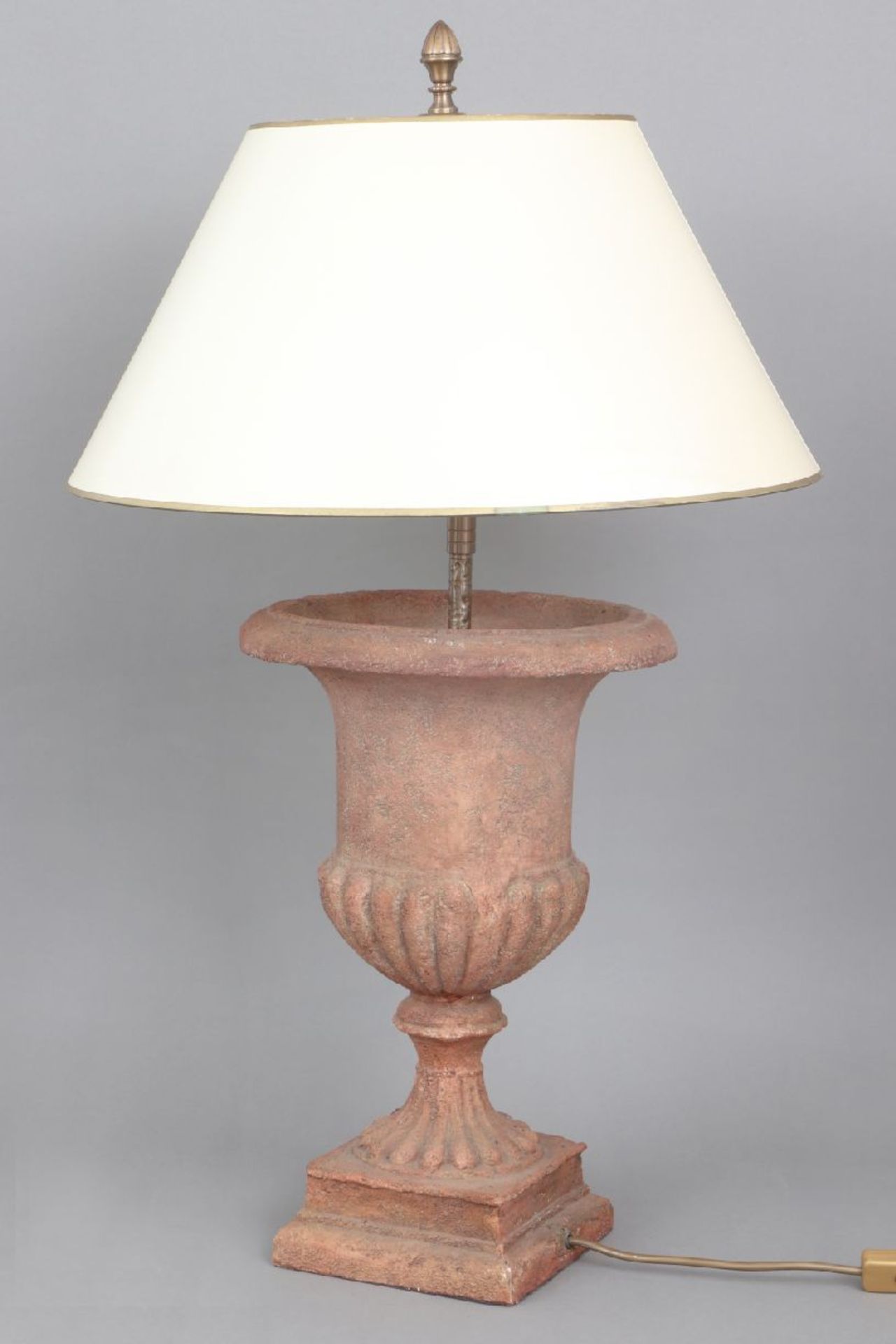 Tischlampe mit AmphorenfußMasseguß, terrakottafarben patiniert, heller, konischer Pappschirm, 1-