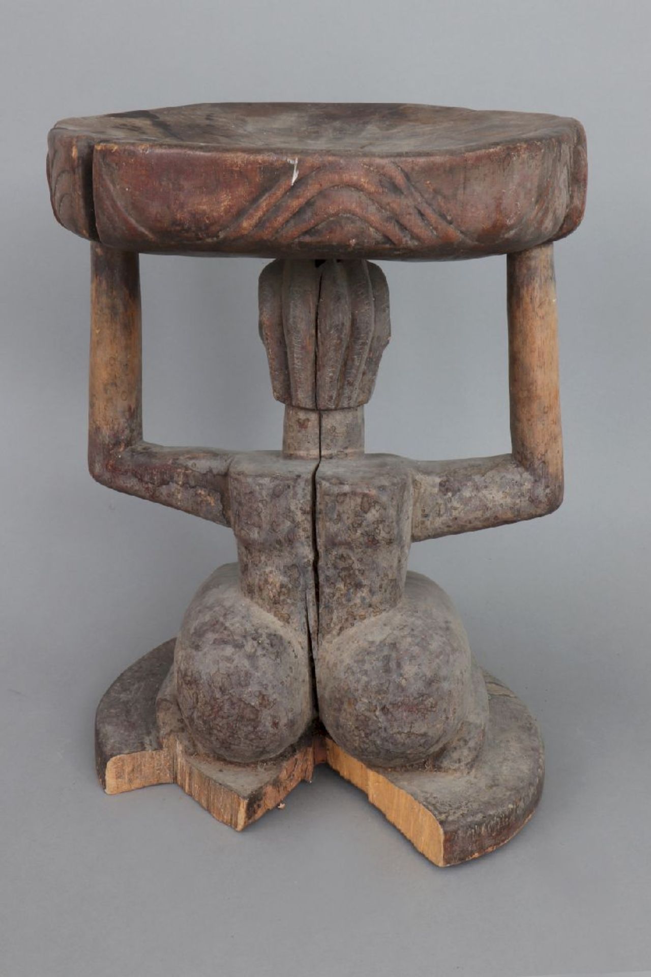 Afrikanischer Hocker, wohl Luba, KongoHolz, geschwärzt, runder, gemuldeter Sitz, von einer knieenden - Image 4 of 5