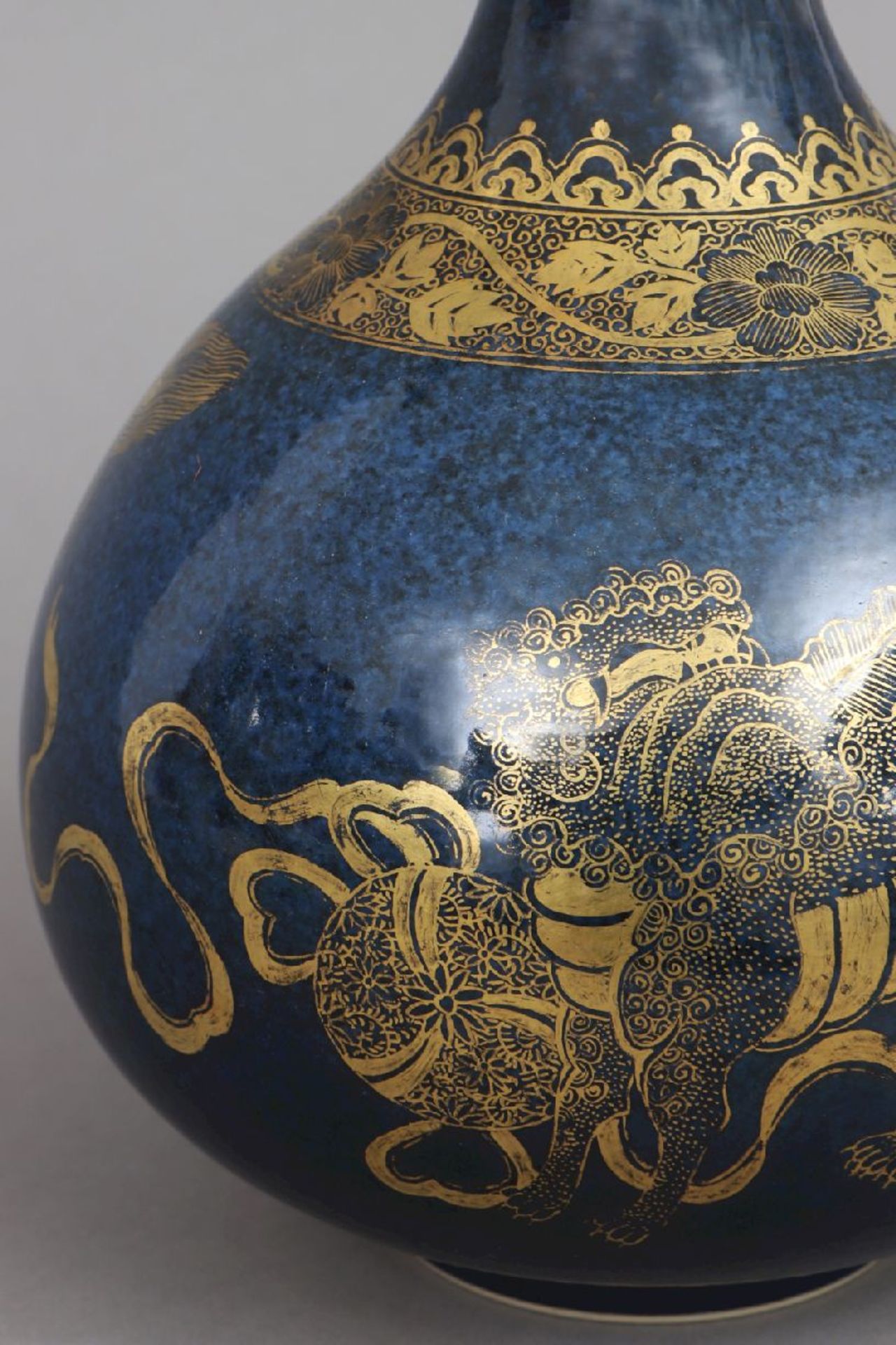Chinesische Porzellanvase mit powder-blue Glasur und Goldmalereibauchiger Korpus mit schlankem, - Bild 4 aus 5