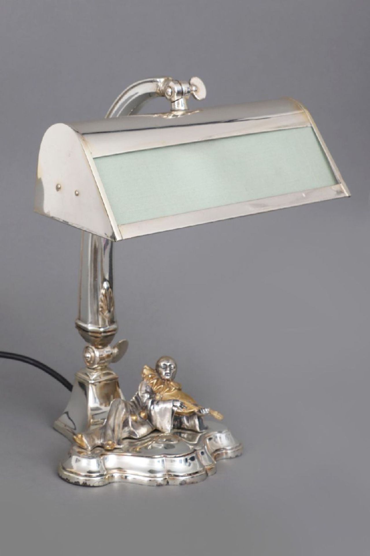 Schreibtischlampe der Jhdt.-Wendeversilbertes Metall, passiger Stand mit vollplastischer und