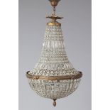 Deckenlampe im Stile des 19. JahrhundertsMessing und Kristall, tropfenförmiger Korb mit Glasperlen