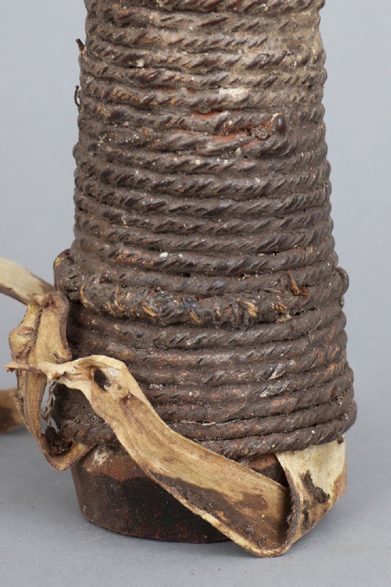 Afrikanische Pfahlfigur, wohl Lega, KongoHolz, hell patiniert und geschnitzt, Körper/Griff mit - Image 4 of 4