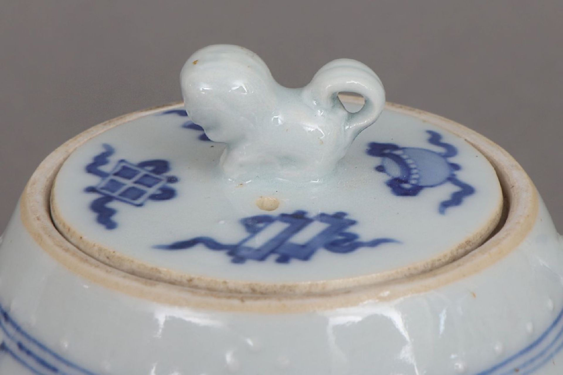Chinesisches Porzellan Teekännchen mit BlaumalereiQing Dynastie (1644-1912), faßförmiger Korpus - Bild 4 aus 5