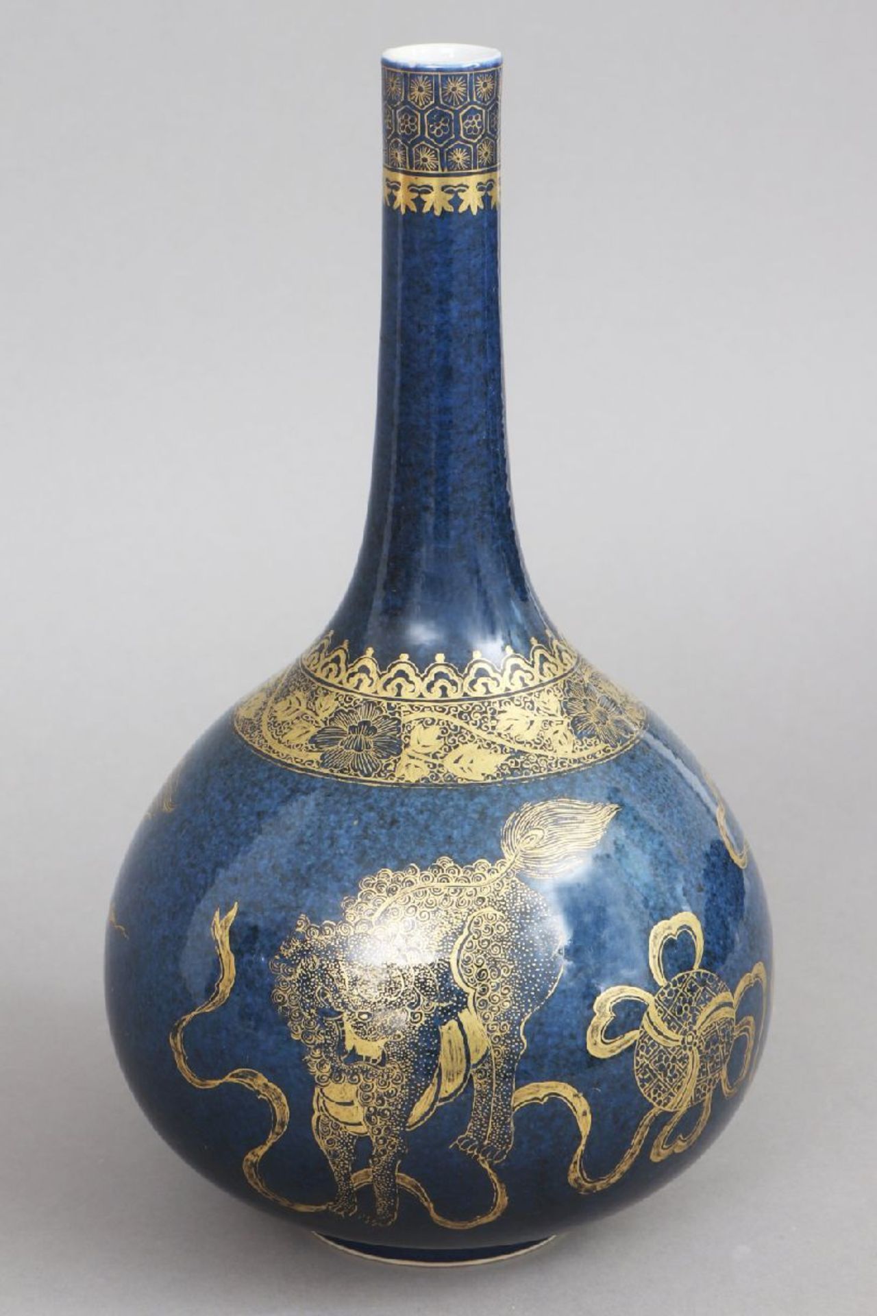 Chinesische Porzellanvase mit powder-blue Glasur und Goldmalereibauchiger Korpus mit schlankem, - Bild 5 aus 5