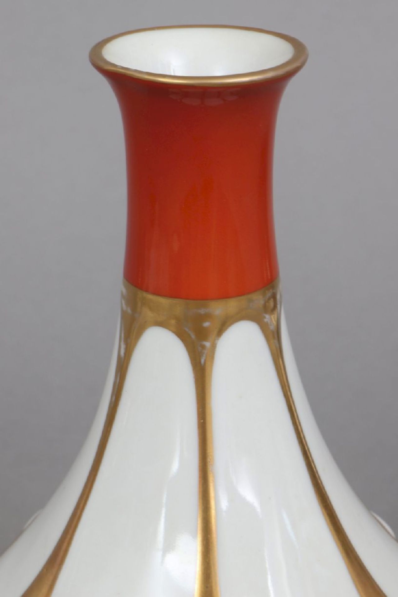 METZLER & ORTLOFF Porzellan-Vase1920-1930er Jahre, orange-roter Fond, Golddekor, keulenförmiger - Bild 3 aus 5