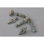 4 antike römische Anhänger/AmuletteBronze und Kupfer, Kaiserzeit, 1x Riemenverteiler mit 3 Ösen,