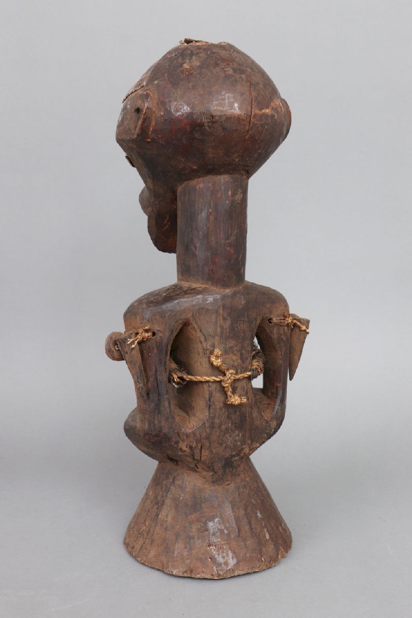 Afrikanische Power-Figur der Songye, Kongo¨Kalebwe¨, dunkel patiniertes, geschnitztes Holz, - Image 3 of 4