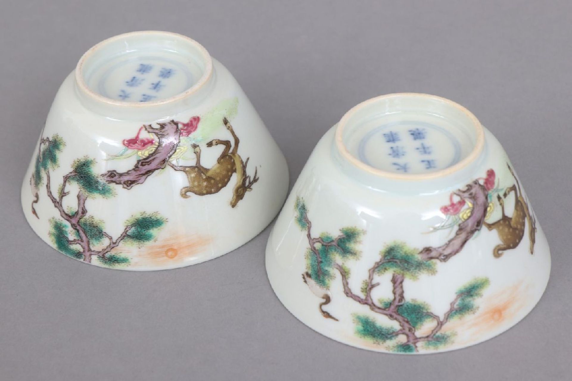 2 chinesische Porzellan Koppchen mit Fencai-Malereirunde, ausgestellte Schalen auf kurzem Standring, - Bild 5 aus 5