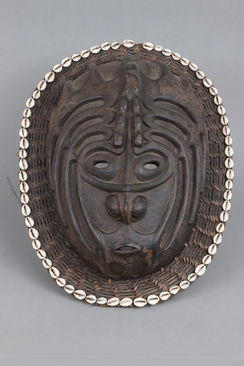 Sepik Ritualmaske, Papua Neuguineawohl Ramu River Region, Holz, Bast und Schnecken, dunkel