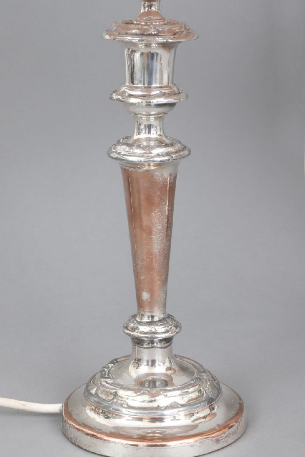 Paar TischlampenFüße in Form versilberter Leuchter (Säulenform), helle, konische Pappschirme, H - Image 4 of 4