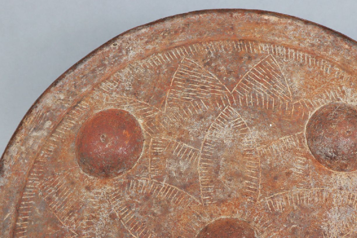 Indo-persisches Eisenschildwohl 19. Jahrhundert, rundes, gewölbtes Schild mit 5 Noppen und - Image 4 of 4