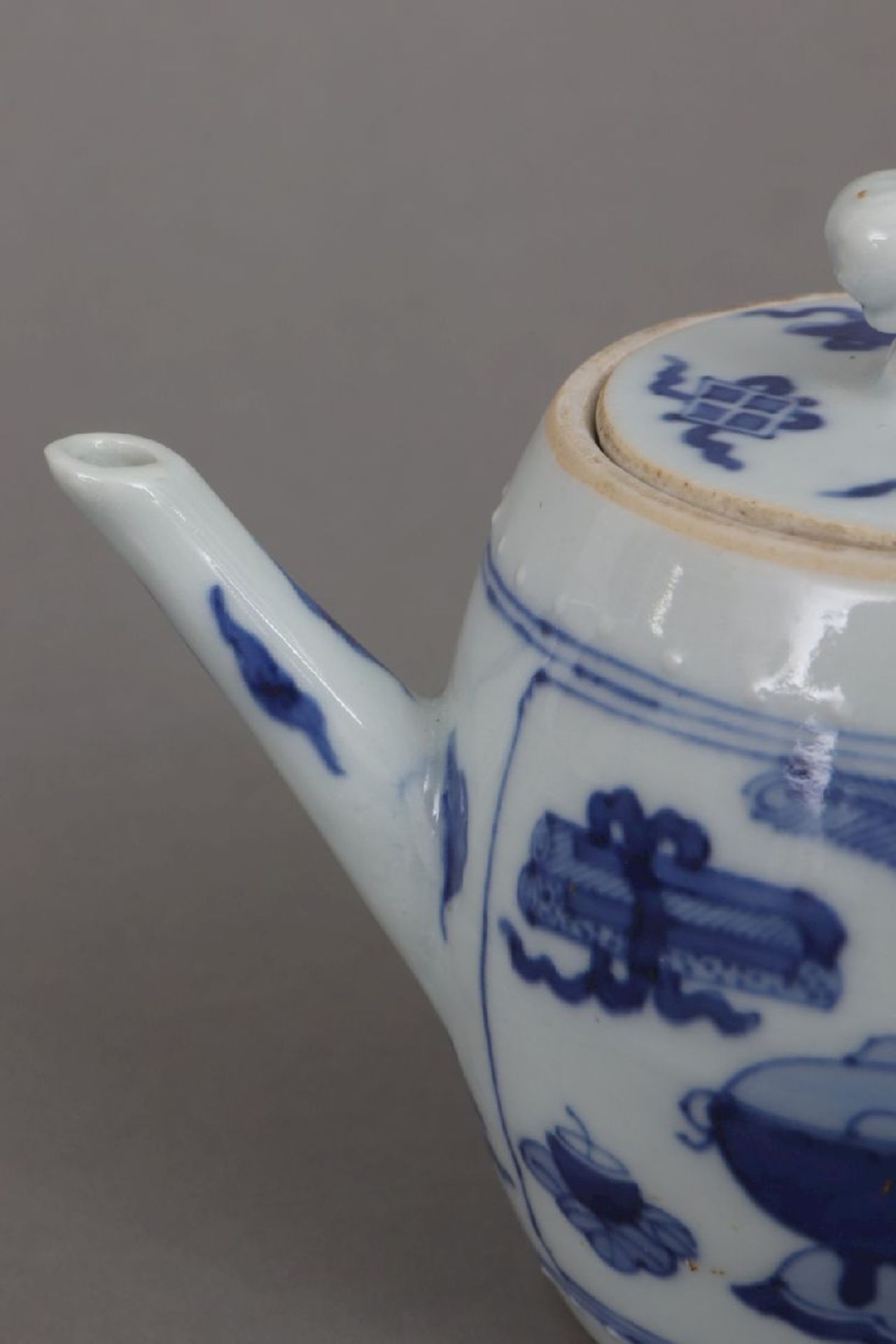 Chinesisches Porzellan Teekännchen mit BlaumalereiQing Dynastie (1644-1912), faßförmiger Korpus - Bild 5 aus 5