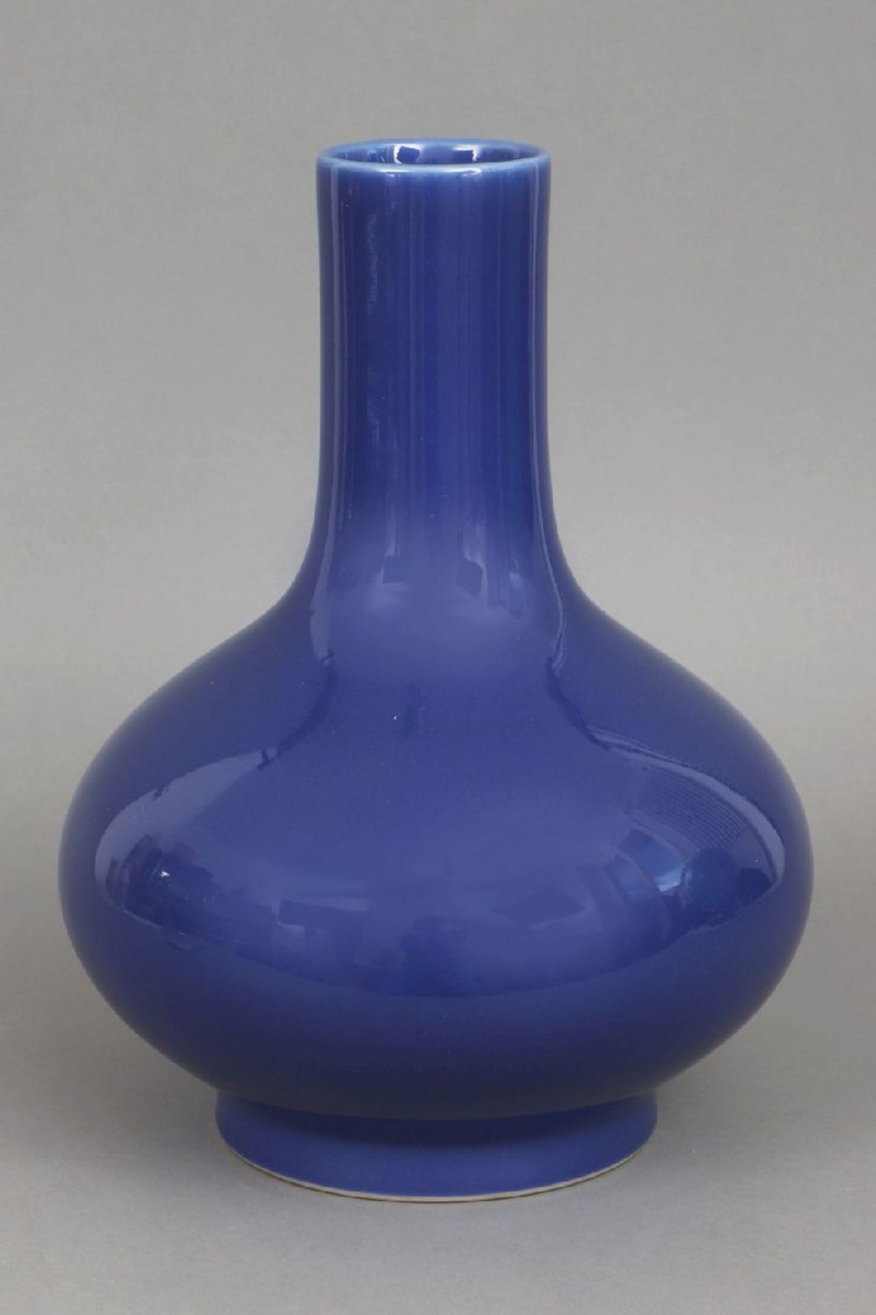 Chinesische Porzellanvase mit monochromer kobaltblauer Glasurbauchiger Korpus mit hohem,