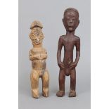 2 afrikanische Ahnen-/RitualfigurenZentralafrika, 1x hell patinierte Figur, wohl Songye, Kongo, 1x