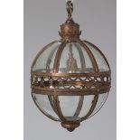 Deckenlampe im Stile einer kugelförmigen Laterne des 19. JahrhundertsMessing/Gelbguss, bronziert,