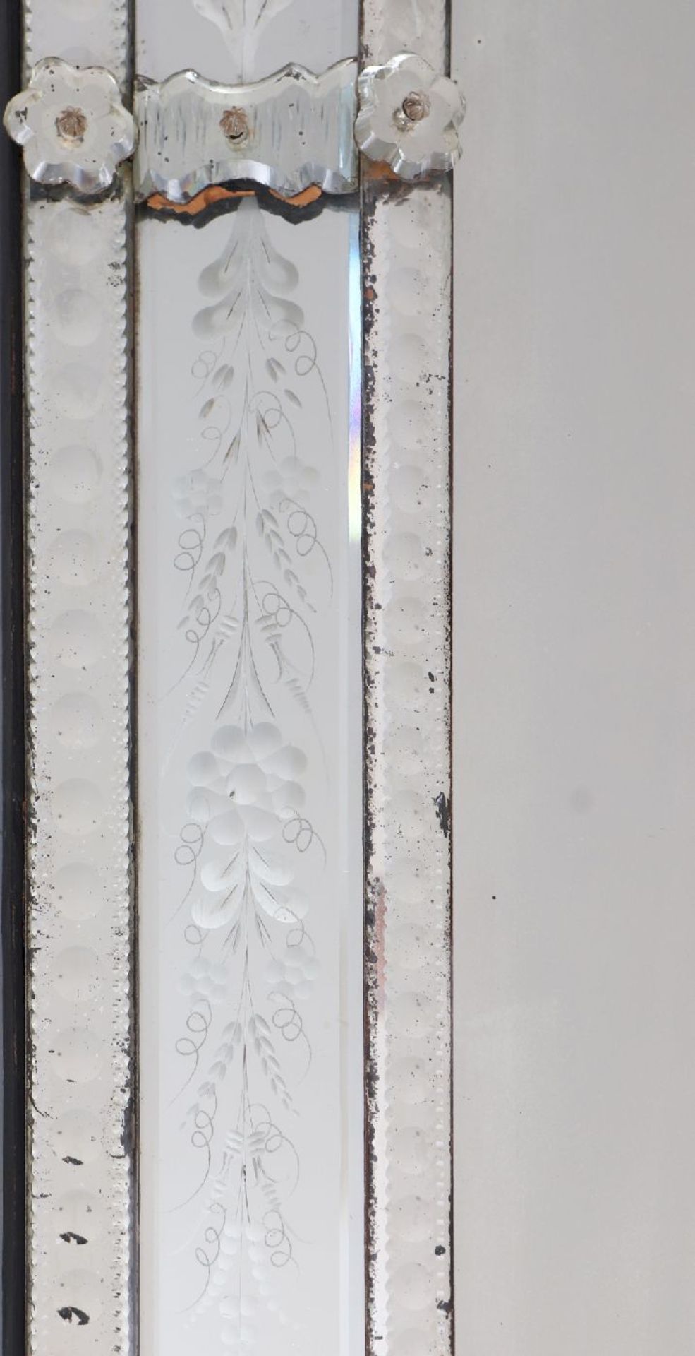 Venezianischer Palazzo-Spiegelum 1900, kassettiert, eckiger Rahmen mit geschliffenen und geätzten - Image 3 of 5