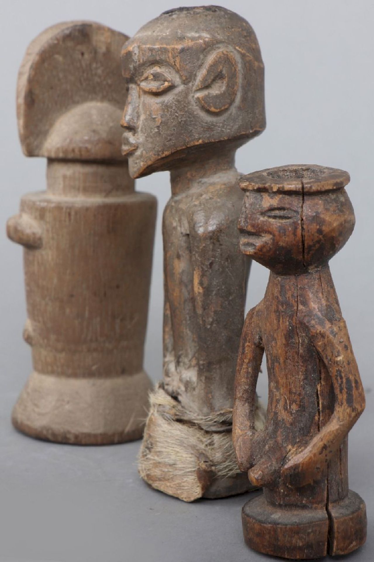 3 afrikanische Miniatur Ritual-Figurendiverse, Holz, geschnitzt und patiniert, 1x mit - Image 2 of 3