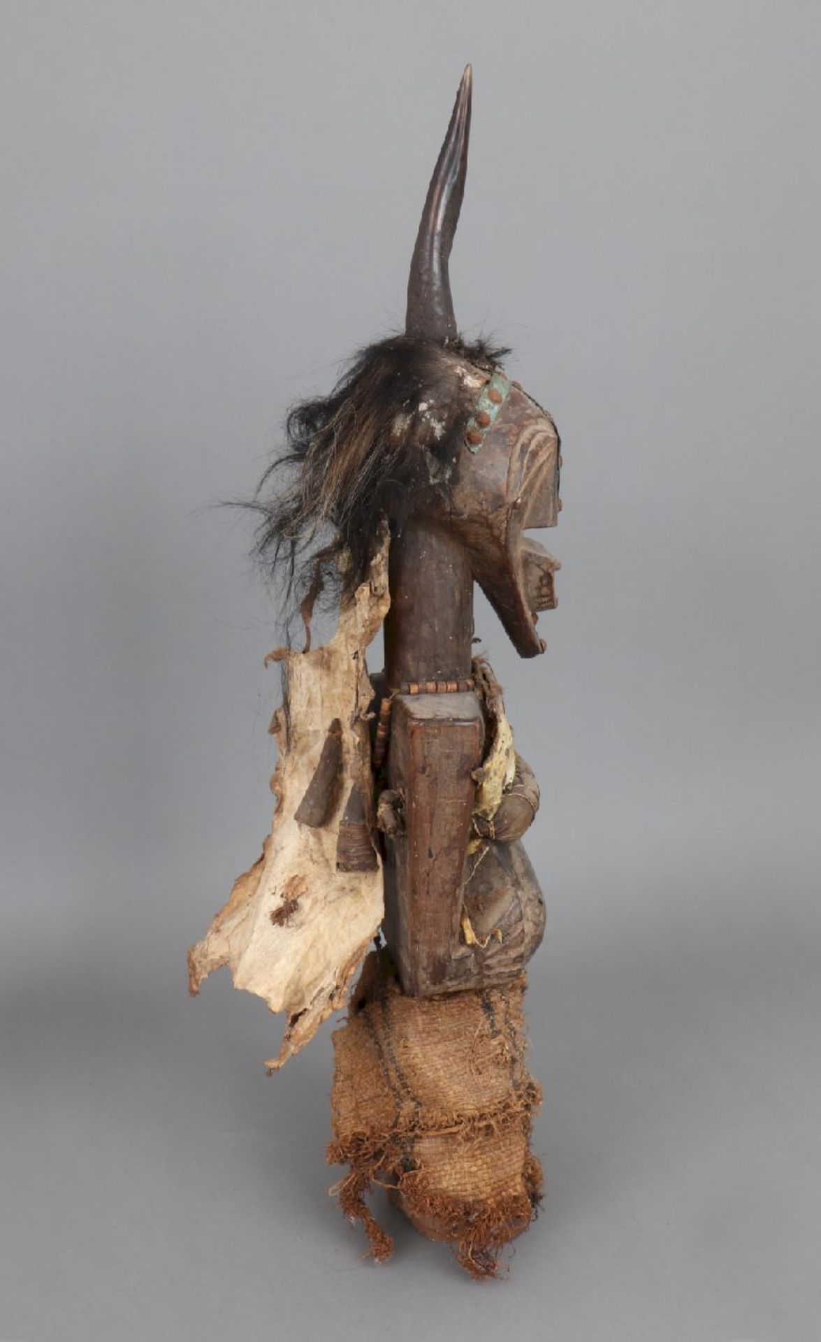 Afrikanische Power-Figur der Songye, Kongostehende, weibliche Figur aus dunkel patiniertem Holz - Image 3 of 4