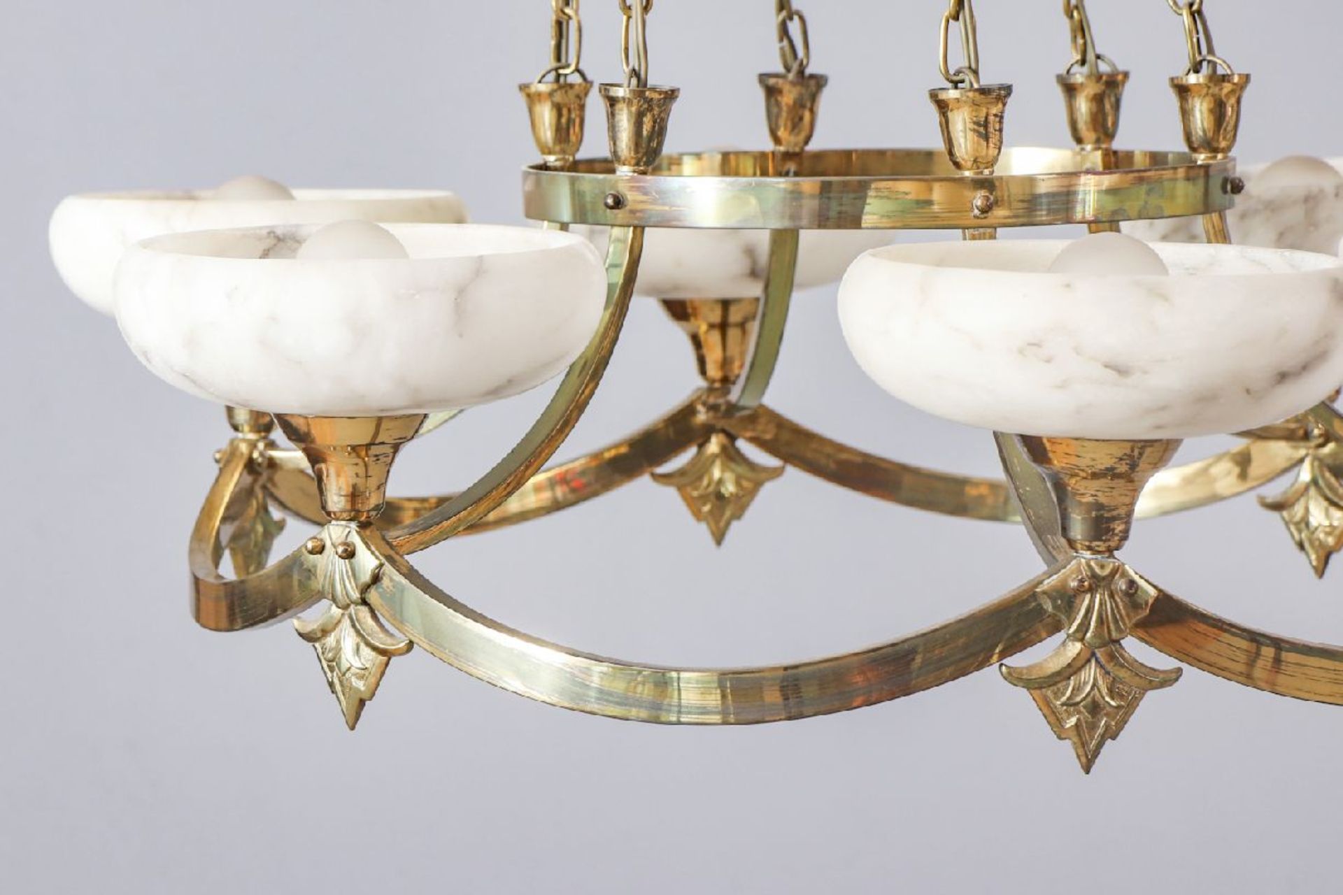 Deckenlampe im Stile des Art DecoMessing und heller Marmor, runder Korb mit 6 elektrischen - Image 3 of 3