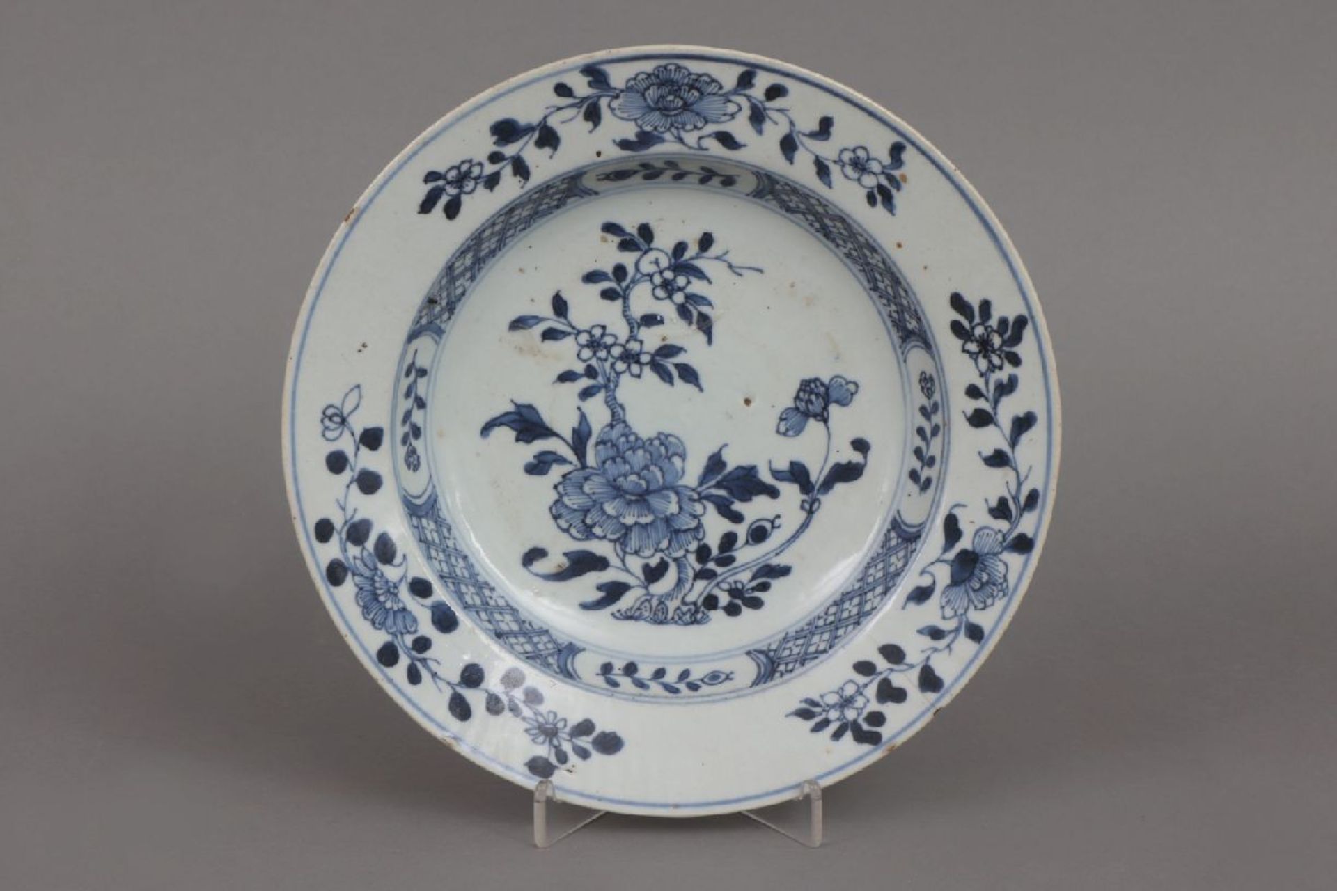 Chinesischer Teller mit Blaumalereiwohl 17./18. Jahrhundert, runder, glatter Teller, im Spiegel