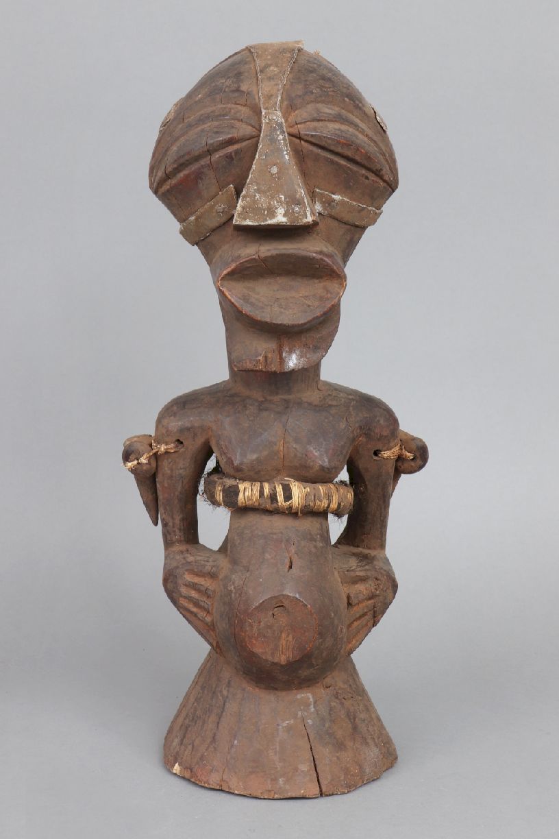Afrikanische Power-Figur der Songye, Kongo¨Kalebwe¨, dunkel patiniertes, geschnitztes Holz, - Image 4 of 4