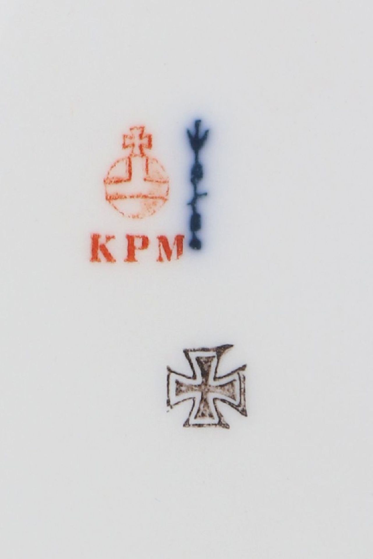 KPM BERLIN Servierplatteum 1914-1918, ovale Platte mit 2 seitlichen Handhaben in Muschelform, im - Image 6 of 6