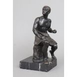 EUGEN WAGNER (1871 Berlin - 1942 ebenda), Bronzefigur ¨sitzender Krieger in Lendenschurz¨dunkel