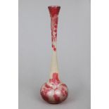 EMILE GALLÉ Vaseum 1900, farbloses, leicht milchiges Glas, himbeerrot überfangen, geschnittenes