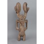 Afrikanische Ikenga Figur der Igbo, NigeriaHolz, geschnitzt und patiniert, knieende weibliche