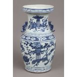 Chinesische Balustervase mit Blaumalerei ¨Antiquitäten und Blüten¨Qing Dynastie (1644-1912) im Stile