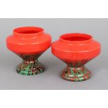 Paar Vasengefäßeorange-rotes Glas mit grün-schwarzen Einsprenkelungen (Standbereich), runder,