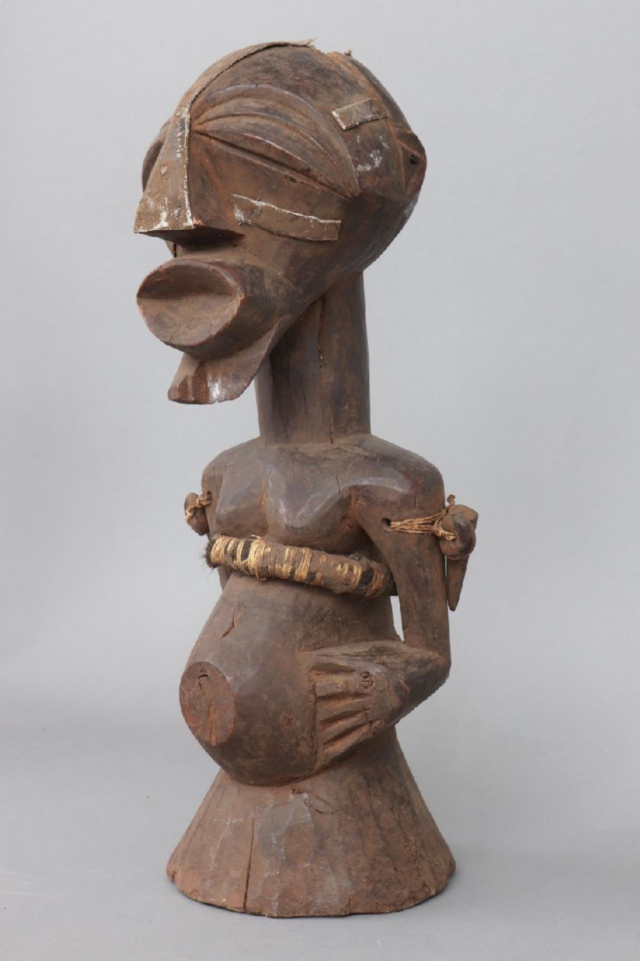 Afrikanische Power-Figur der Songye, Kongo¨Kalebwe¨, dunkel patiniertes, geschnitztes Holz,