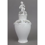 Porzellan Potpourri-Vase im Rokoko-Stil2. Hälfte 20. Jahrhunderts, Weißporzellan, hochbauchiger