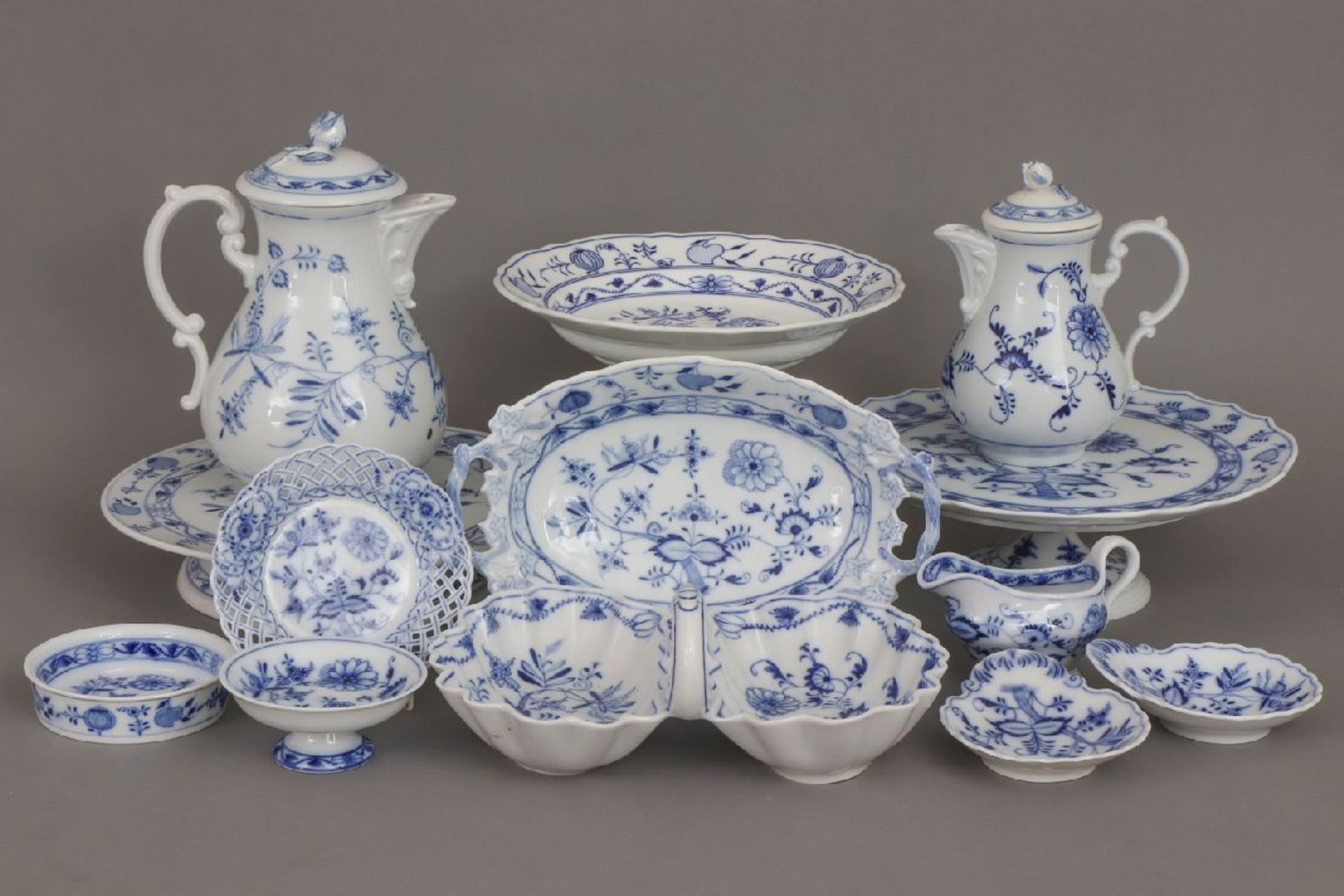 STADT MEISSEN Kaffee-Restserviceum 1900-1920, Form ¨Neuer Ausschnitt¨, unterglasurblaues ¨