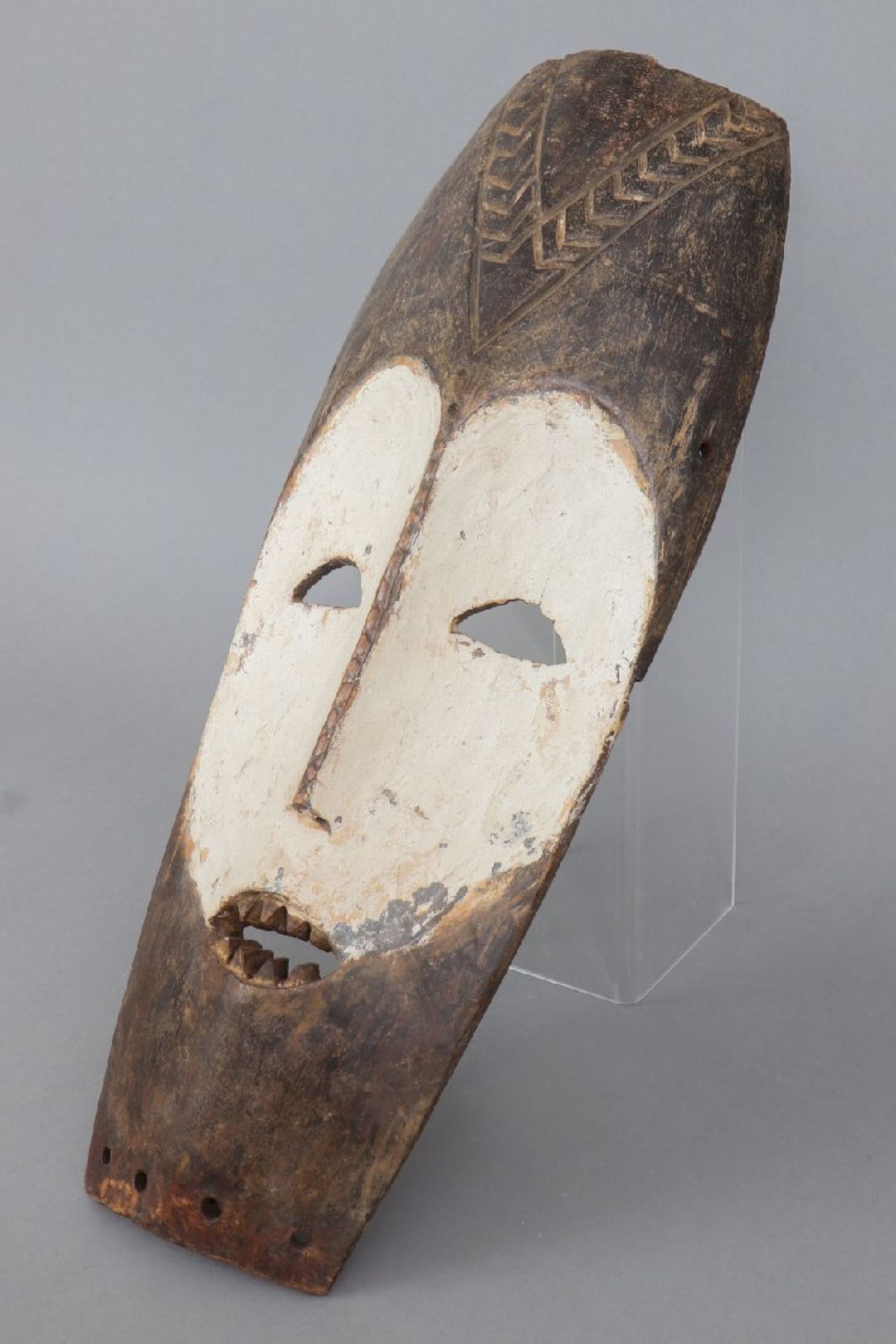 Afrikanische Tanzmaske, wohl Fang, Gabunlange, ovale Maske aus dunkel patiniertem Holz und mit - Image 4 of 4