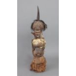 Afrikanische Power-Figur der Songye, Kongostehende, weibliche Figur aus dunkel patiniertem Holz