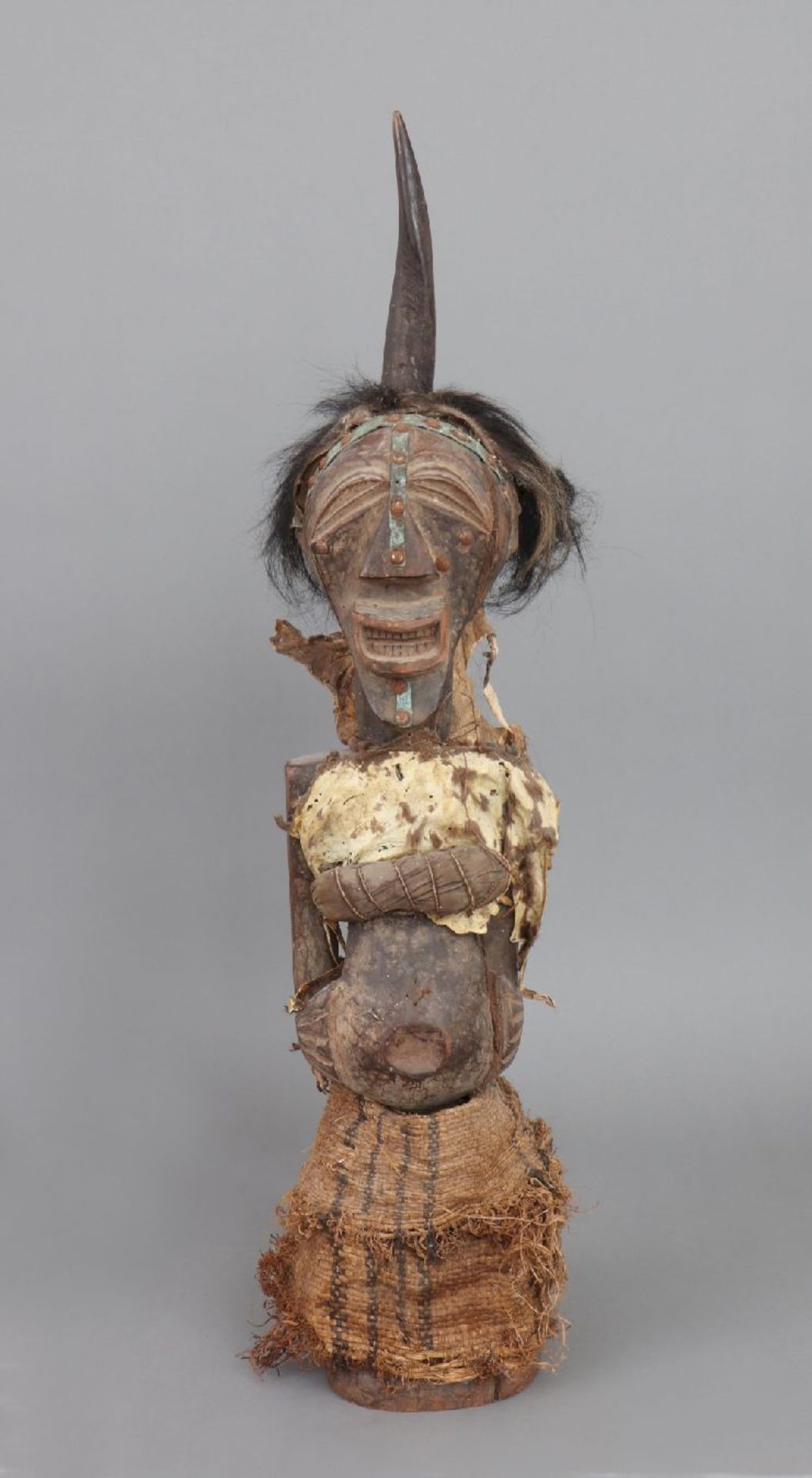 Afrikanische Power-Figur der Songye, Kongostehende, weibliche Figur aus dunkel patiniertem Holz
