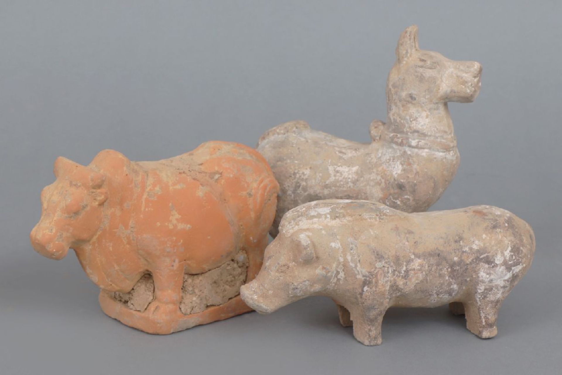 3 chinesische Terrakotta-Tierfigurenwohl HAN-Dynastie (206 v. Chr. bis 220 n. Chr.) oder TANG-