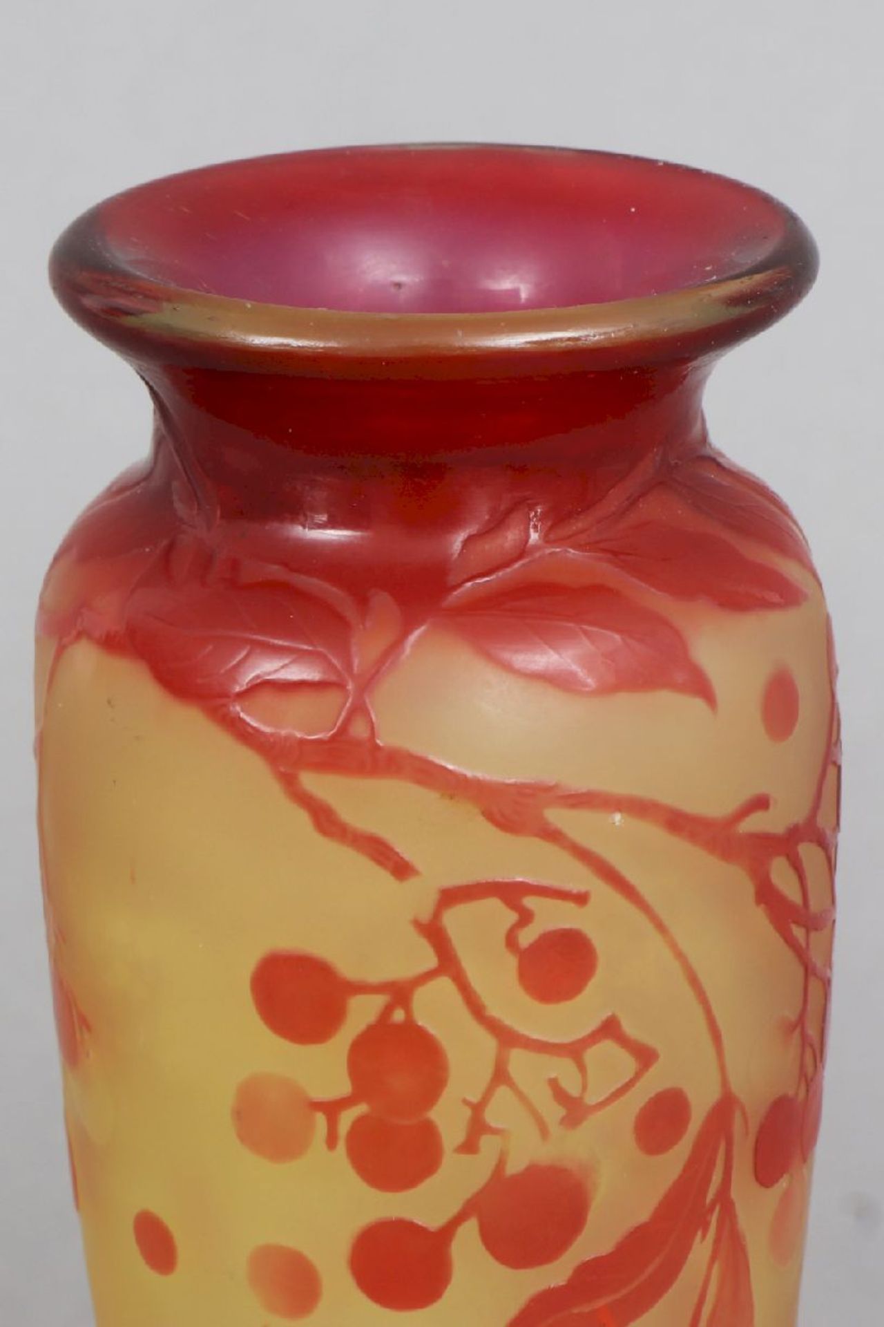 EMILE GALLÉ Ziervasegelbes Glas mit orange-rotem Überfang, geschnittenes und geätztes Beerendekor, - Image 5 of 5