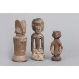 3 afrikanische Miniatur Ritual-Figurendiverse, Holz, geschnitzt und patiniert, 1x mit